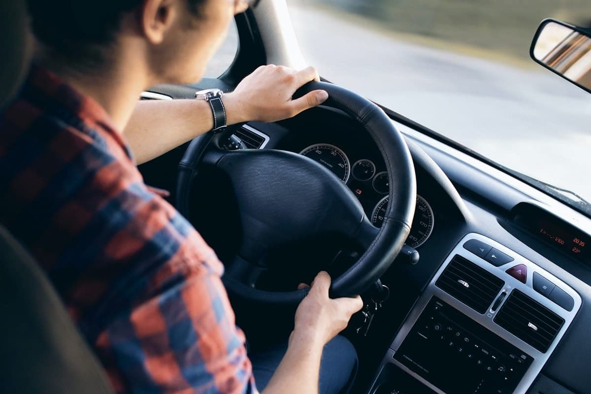 9 Cara Aman Berkendara Mobil saat Liburan