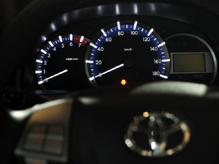 Cara Membersihkan Kaca Speedometer Mobil Agar Tetap Jernih